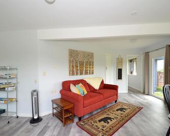 Black Bear Cabin - The Mountain Retreat! - Berkeley Springs - Living room