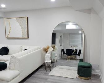 Studio.Emerald 33 2Beds,1.5Baths - Brampton - Phòng khách