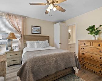 4BR/3BA Classic Island Home - Easy access to Beaches w/ new AC and updates - Newport Beach - Bedroom