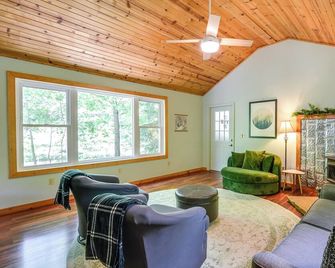 Lakeside Cabin | Fish Swim Kayak - Dover - Living room