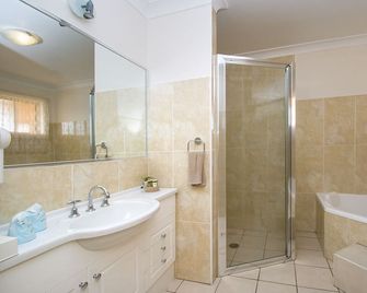 Tuckerbox Motor Inn - Gundagai - Bathroom