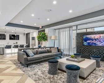 Global Luxury Suites Downtown White Plai - White Plains - Living room