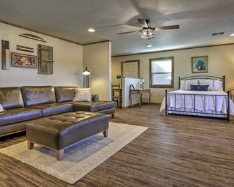 Cozy Fredericksburg Studio Near Wineries! - Fredericksburg - Sala de estar