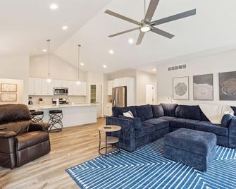 Luxurious Lochaven Condo - Hillsdale - Living room