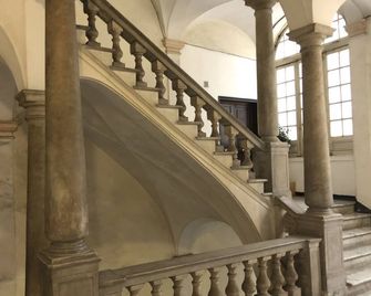 Spinola Palace Apartment - Génova - Escaleras