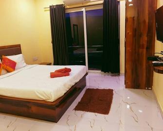 Aroma Residency 2bhk villa & delux rooms - Mahabaleshwar - Bedroom
