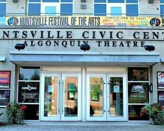 red maple inn and suites - Huntsville - Gebouw