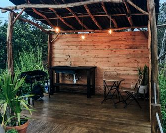 Luxury Outdoor Dome with Outdoor Bathtub, Ideal for a Big Island Camping Experience in Hawaii - Naalehu - Patio