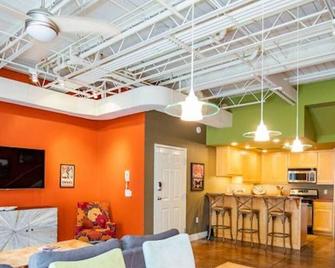 Razorback Retreat on Dickson Street - Fayetteville - Kitchen