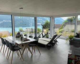 Moderne Unterkunft mit Panoramablick auf Thunersee - Krattigen - Comedor