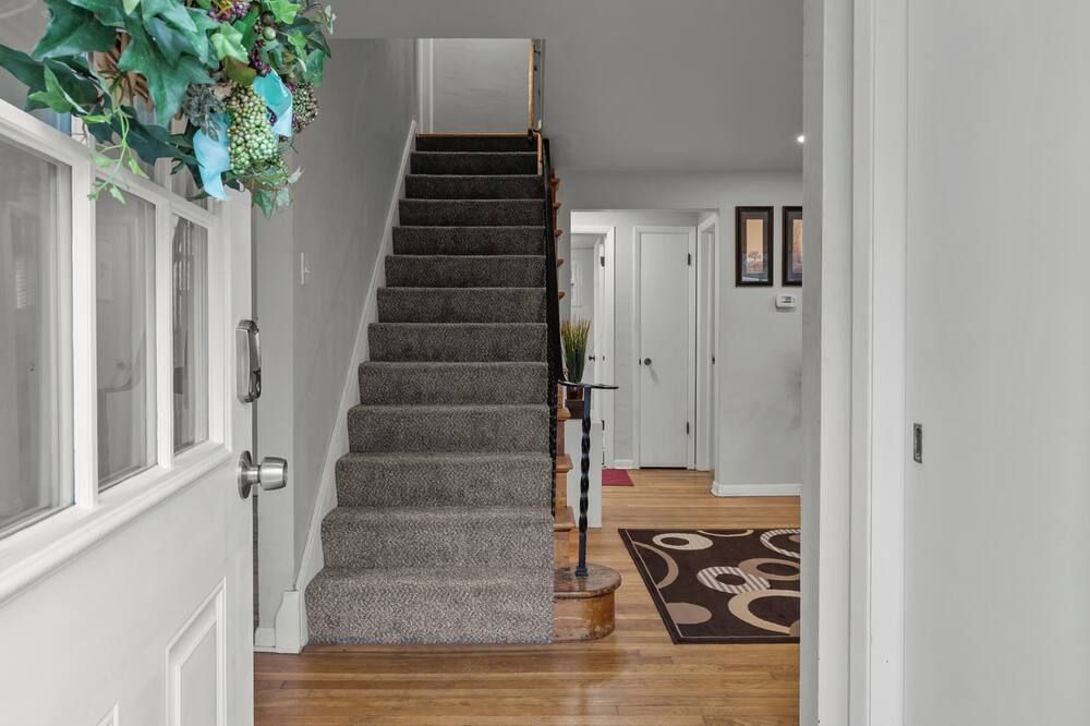 Spacious 4br Home-Big Yard Huge Driveway - Pittsburgh - Aufgang