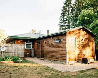 MI Wine Trail - Tiny Cabins - Big Experiences - up to 28 people! - Sawyer - Building