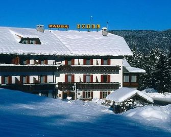 Hotel Pausa - Montan - Gebäude