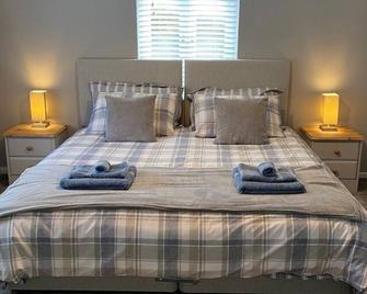 Cheerful two bedroom cottage with field views - Framlingham - Bedroom