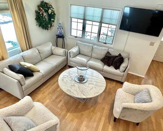Comfortable Entire House for rent 4 bed 3 baths - Port Washington - Living room