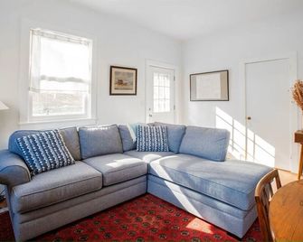 A well-appointed cottage in the woods of Garrison, NY - Garrison - Living room