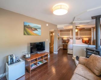 E'Laysa Guesthouse and Vineyard Retreat - Penticton - Living room