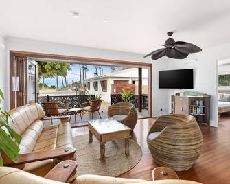 Vila Paus Dua - Beachfront Hervey Bay - Hervey Bay - Living room