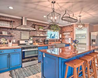 Charming Retreat on 20 Acres with Private Lake! - Walterboro - Kitchen