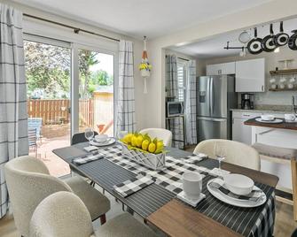 Luxury Sterling townhome - Private, Self checkin - Sterling - Dining room