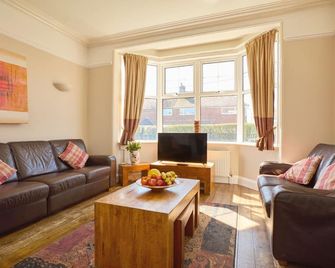 The Whim - sleeps 14 guests in 7 bedrooms - Mundesley - Living room