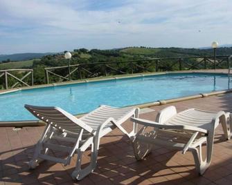Agriturismo La Meria - Triple Room - Semproniano - Басейн