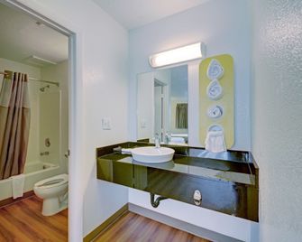 Motel 6 Cocoa Beach, FL - Cocoa Beach - Bathroom