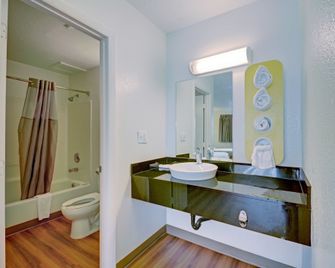 Motel 6 Cocoa Beach Fl - קוקואה ביץ' - חדר רחצה