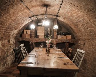 Hinds Head - Reading - Dining room