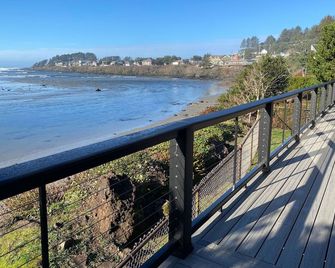 River and Ocean View. Single level home, fun for all ages! Fenced yard for dogs! - Yachats - Balcón