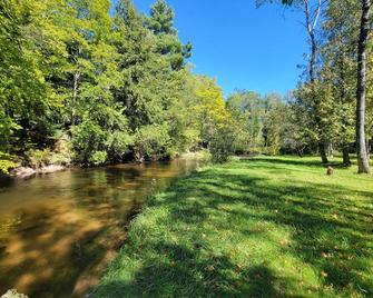 The \'Bear Den\' 500' Betsie river waterfront Guest home. - Thompsonville - Outdoors view