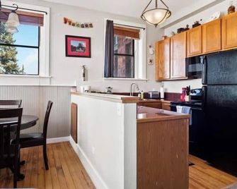 Papa's Place - blocks from downtown - Leadville - Kitchen