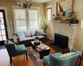 Charming cottage with parking. Easy walk to downtown. - Annapolis - Living room