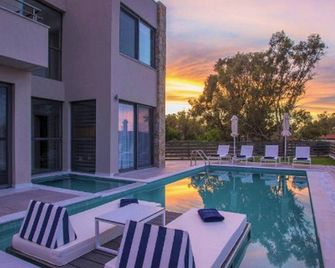 Marvellous Halkidiki Villa | Villa Amroth | 3 Bedrooms | Spacious Furnished - Kassandreia - Alberca