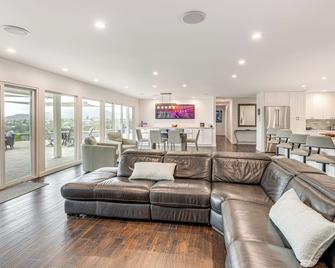 2 Mi to Lake Poway: Mtn-view Escape w/ Patio! - Poway - Living room