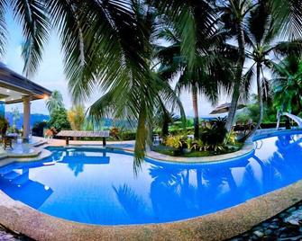 A Tranquil Tropical Retreat, Private with Personal Staff - Loay - Uima-allas