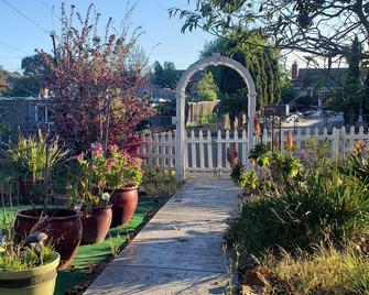 Garden Bliss, High Ceiling Beams, Wifi, Self Check-In - Castro Valley - Outdoors view