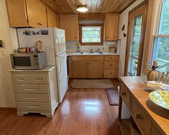 Waterfront, relaxing sunset cottage on Lake Leelanau w/3 bedrooms & 2 bathrooms. - Lake Leelanau - Kitchen