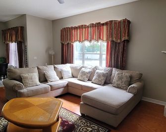 Gorgeous 5 bedroom home w/ pool. Close to Destin Beaches. No cleaning fee! - Niceville - Wohnzimmer