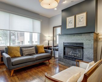 Two-Story Stunner In Iconic Old Town Chicago By Allset Turnover - شيكاغو - غرفة معيشة