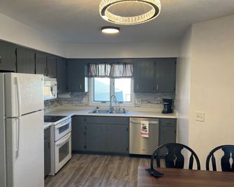 3-bedroom condo in charming West Bend with AC, WiFi. Enjoy your stay - West Bend - Кухня