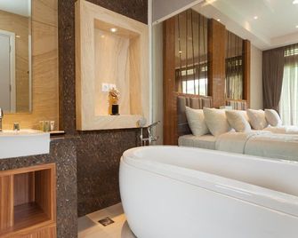 Le Eminence Puncak Hotel Convention & Resort - Puncak - Bathroom