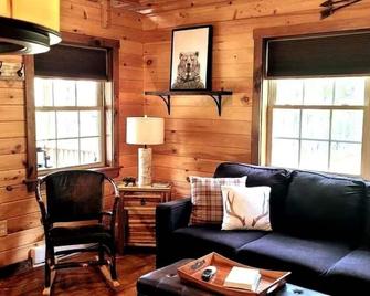 Modern, Private Cabin 20 Minutes From Penn State, Breakfast Items Included - Philipsburg - Living room