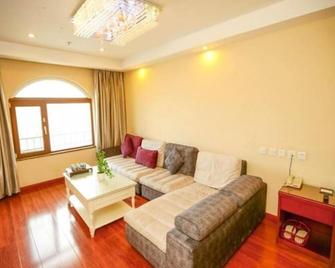 Greentree Inn Nantong Haimen Bus Statian Shell Hotel - Nantong - Living room