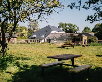 Gaggle of Geese Pub - Shepherd Huts & Bell Tents - Dorchester - Bygning