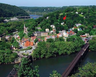 Enchanting Cottage, walk to Downtown Harpers Ferry - Harpers Ferry - Outdoors view
