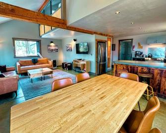 Chic Mountain Home in Driggs, Near Grand Targhee w/Hot Tub - Driggs - Comedor