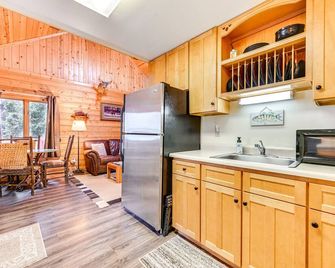 Secluded Bigfork Cabin with Canoes and Views! - Bigfork - Kitchen