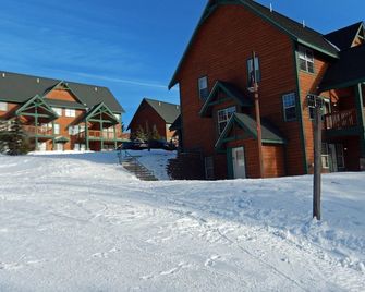 Camp 4 #2: 2 Bedrooms, 25 Baths: Slope Side, Gas Fireplace - Snowshoe - Edificio