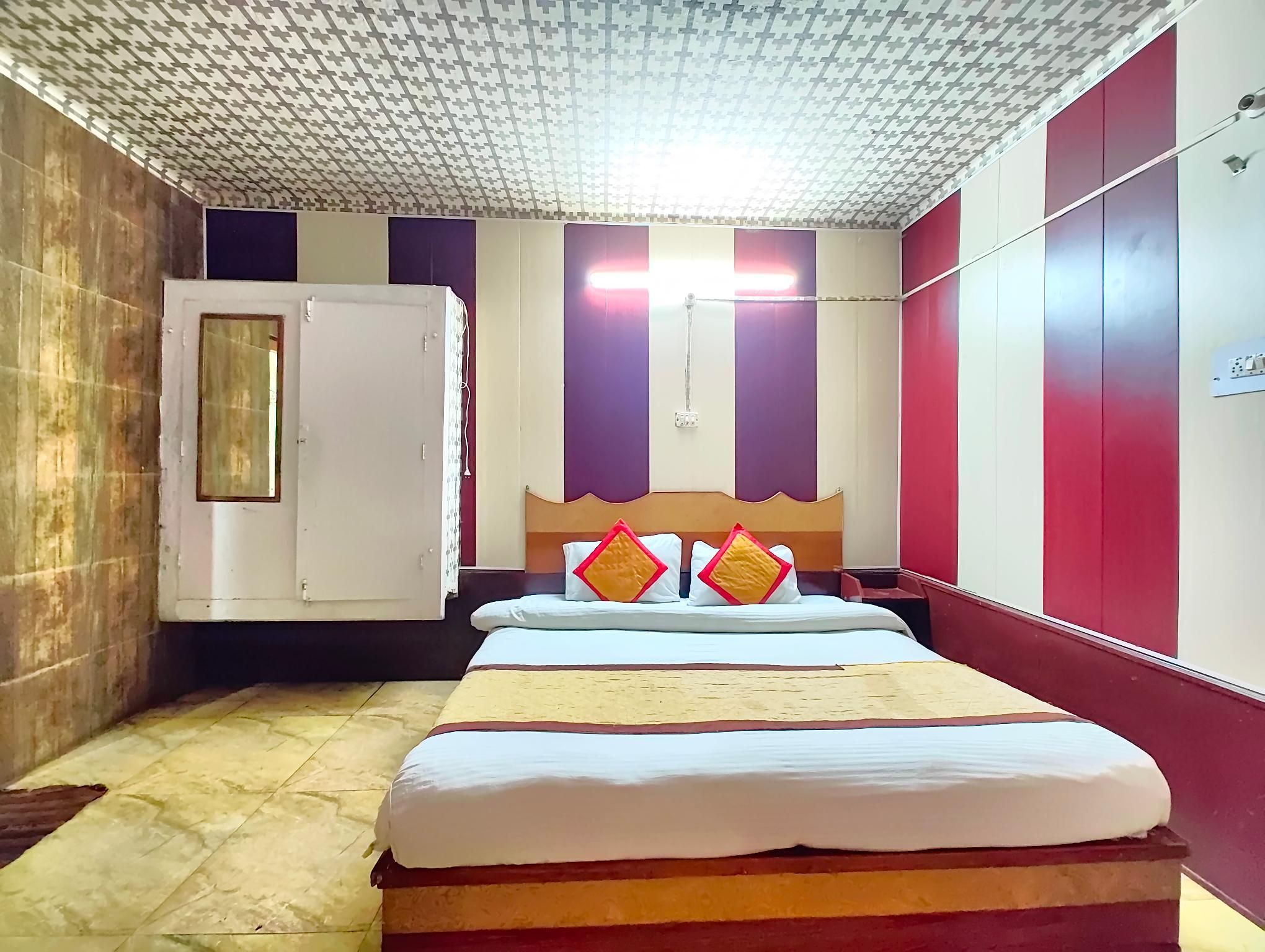 Goroomgo Neelam Raj Near Mall Road Mallital, Nainital - Nainital - Bedroom